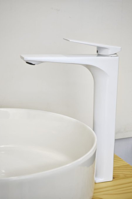 حنفية مغسلة أرضية بيضاء بتصميم هندسي عصري